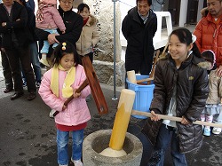 女の子たちの餅つき