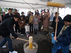 餅つき若者