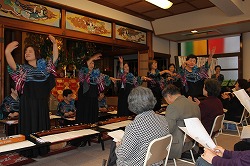 踊りも披露