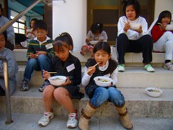 ゆがきたてをみんなで食べる